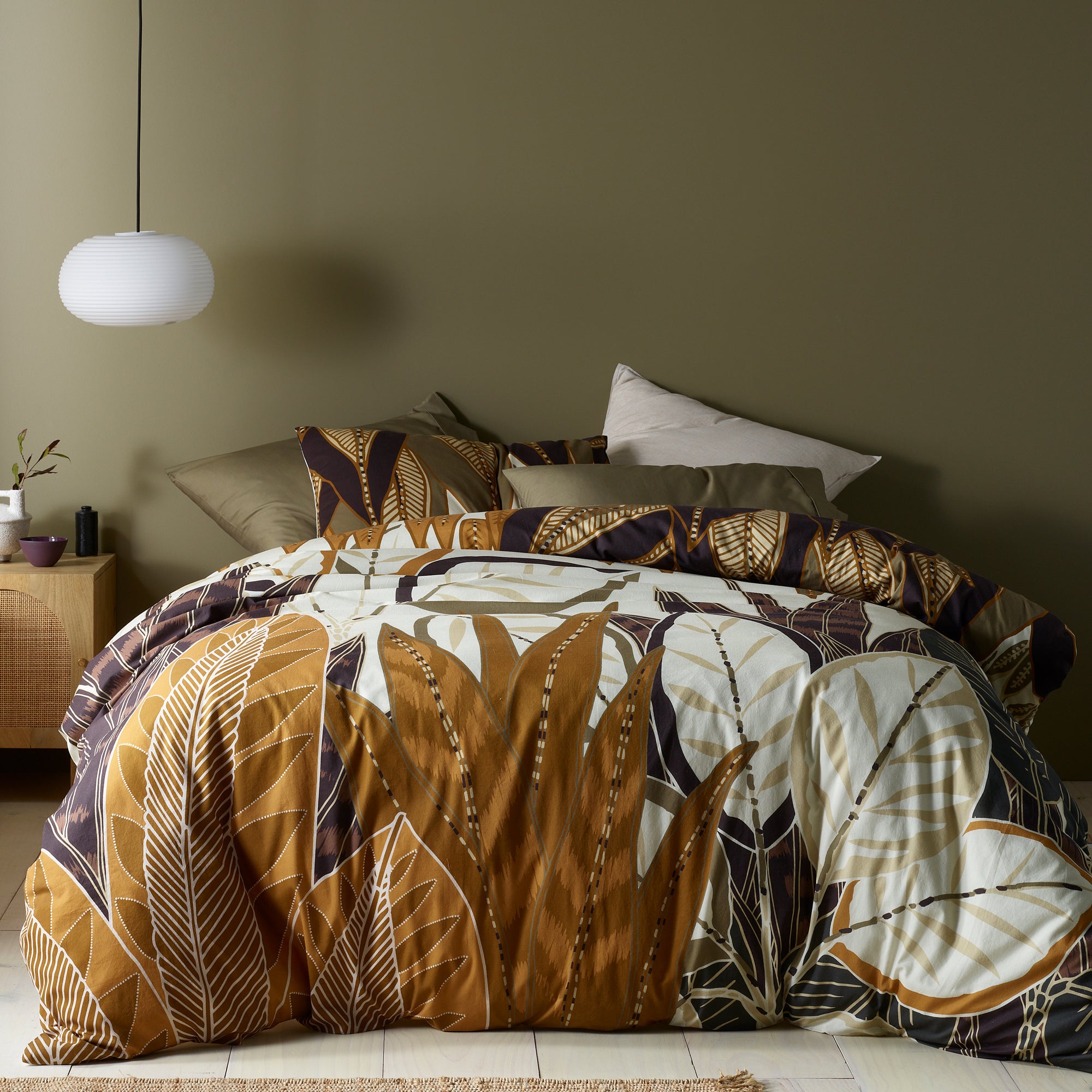 Earth-toned Leaf Print on King Quilt Cover Set for a Natural Bedroom Aesthetic